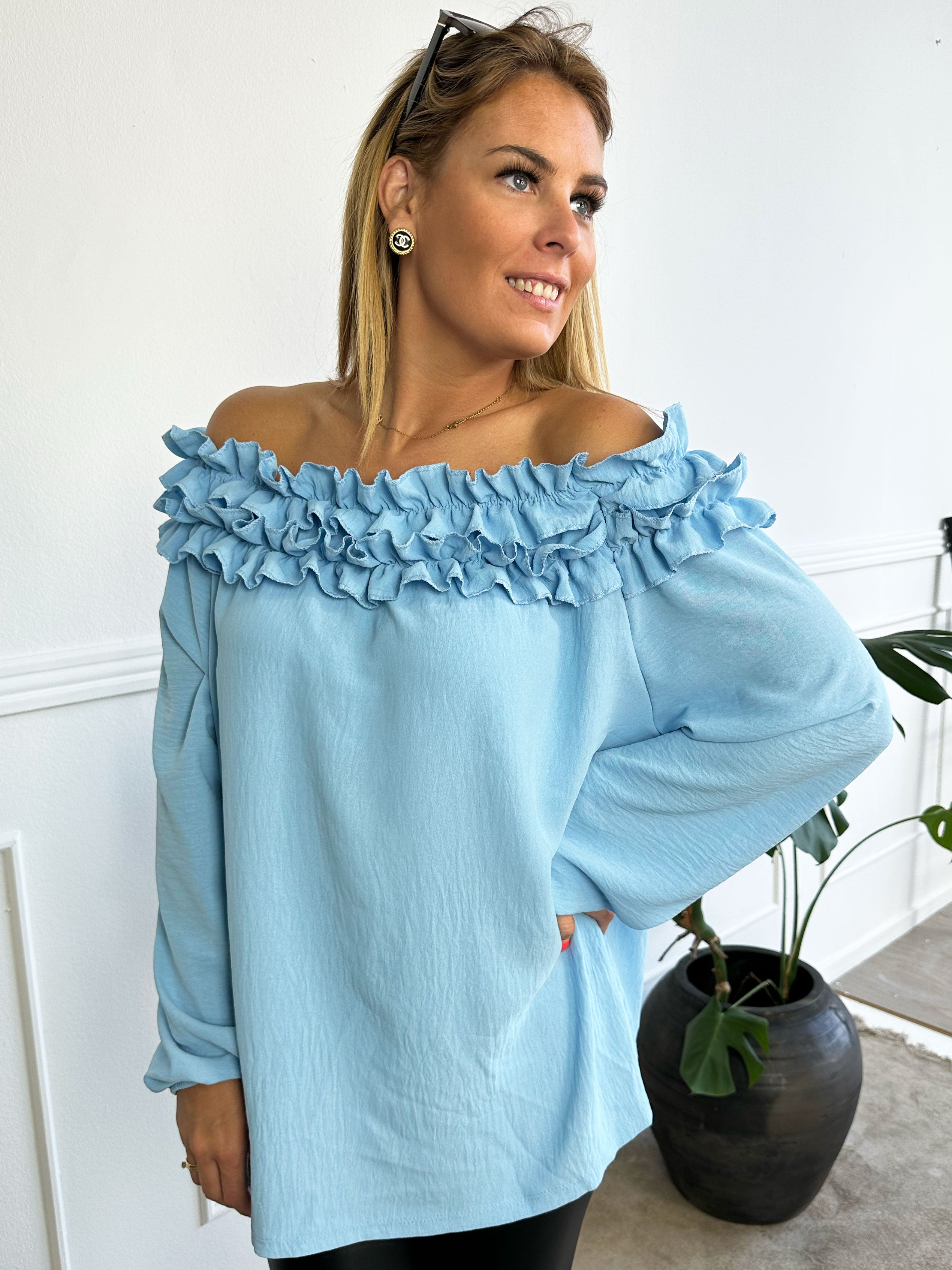 Chili - Finaste plus size tunikan med volanger i halsringningen (bestseller)